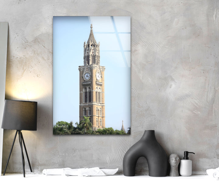 Glaswandkunst im Mumbai Clock Tower – Ikonisches indisches Wahrzeichen bei Tageslicht 