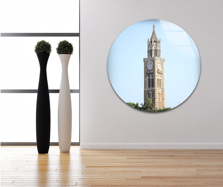Glaswandkunst im Mumbai Clock Tower – Ikonisches indisches Wahrzeichen bei Tageslicht 