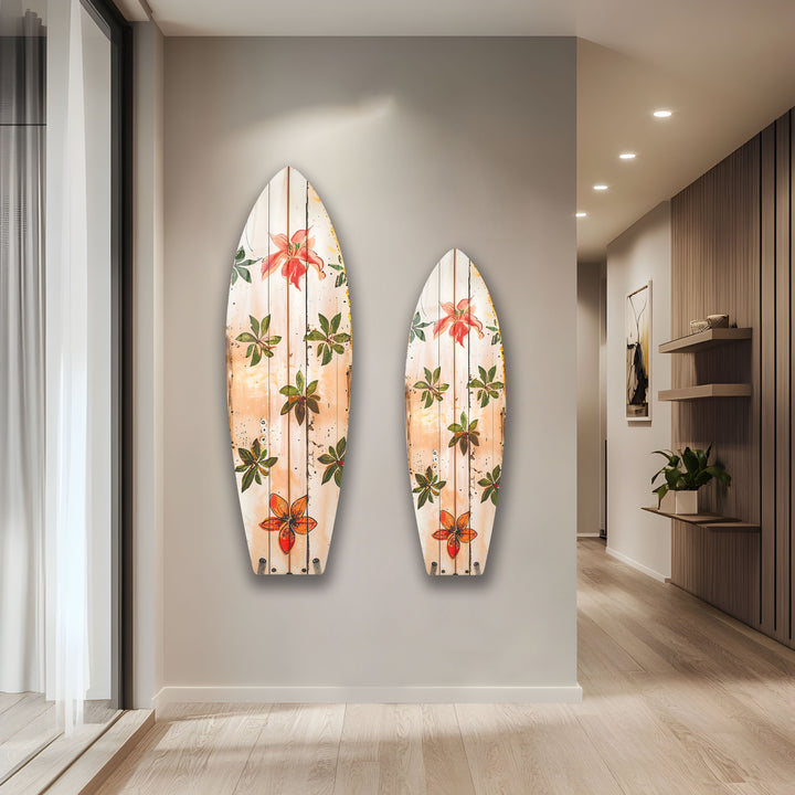 Surfbrett-Wandkunst mit grünen und roten Blumen