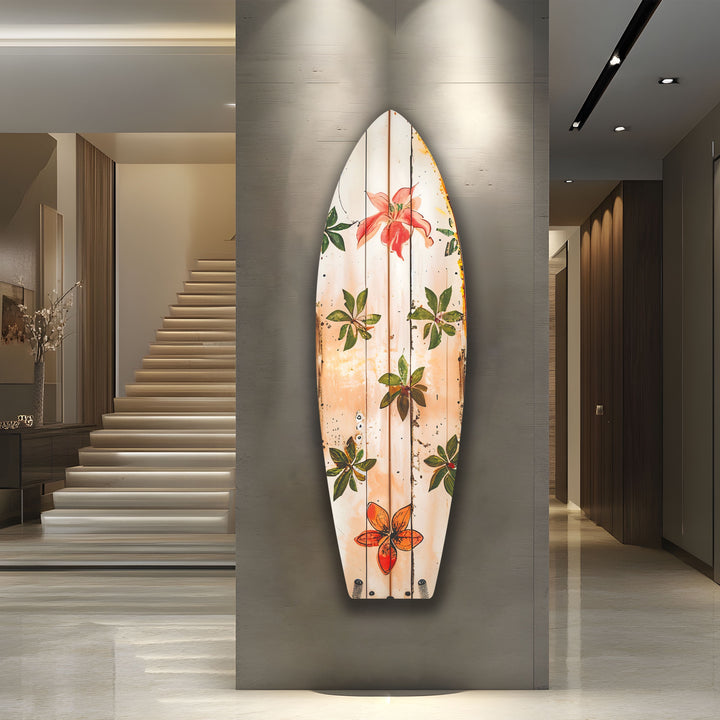 Surfbrett-Wandkunst mit grünen und roten Blumen
