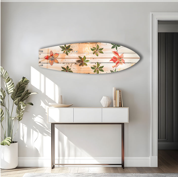 Surfbrett-Wandkunst mit grünen und roten Blumen