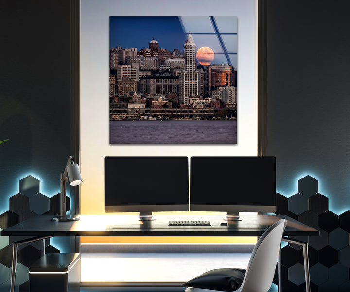 Seattle Skyline Glaswandkunst – Majestätisches Stadtbild mit aufgehendem Mond