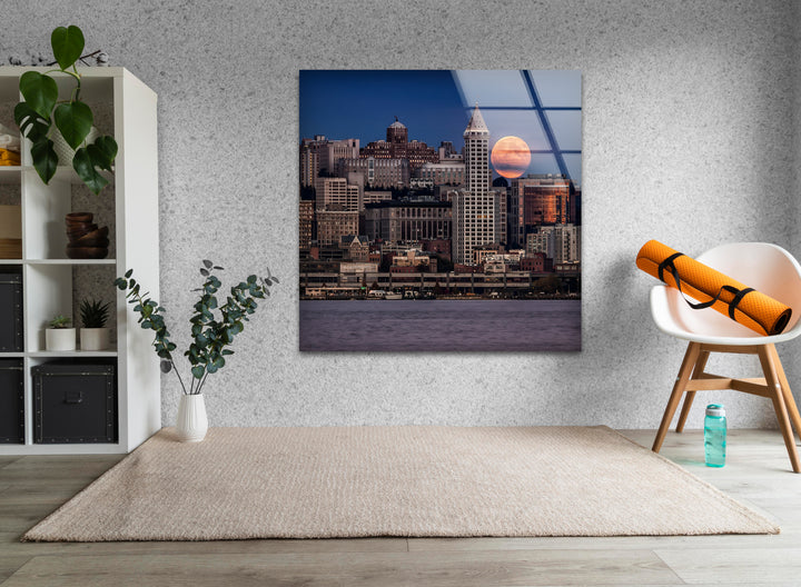 Seattle Skyline Glaswandkunst – Majestätisches Stadtbild mit aufgehendem Mond