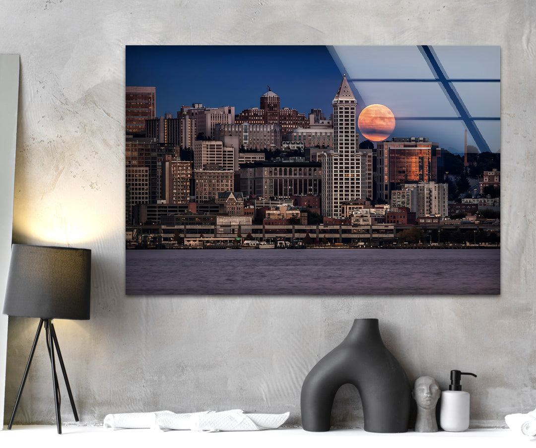 Seattle Skyline Glaswandkunst – Majestätisches Stadtbild mit aufgehendem Mond