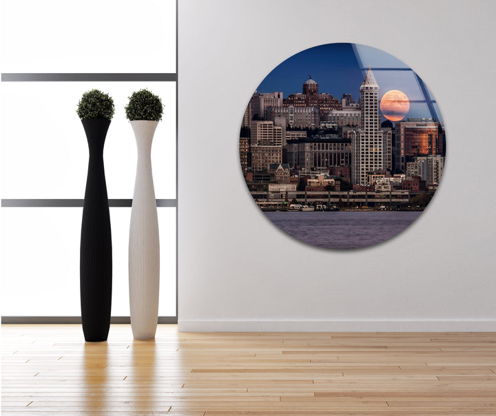 Seattle Skyline Glaswandkunst – Majestätisches Stadtbild mit aufgehendem Mond