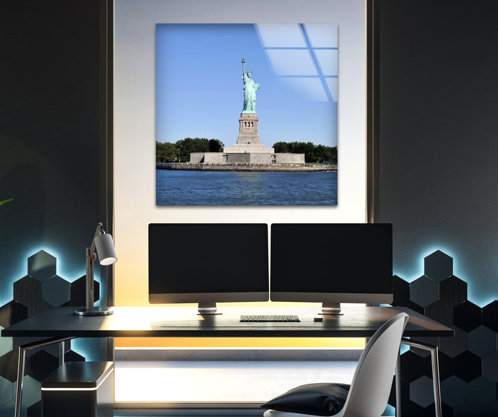 Glaswandkunst der Freiheitsstatue – Ikonisches Wahrzeichen New Yorks im hellen Tageslicht