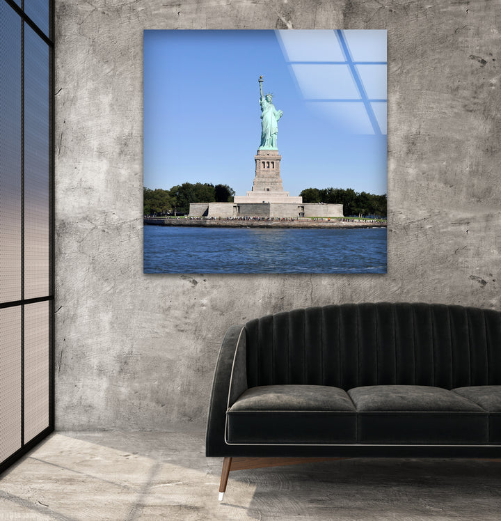 Glaswandkunst der Freiheitsstatue – Ikonisches Wahrzeichen New Yorks im hellen Tageslicht