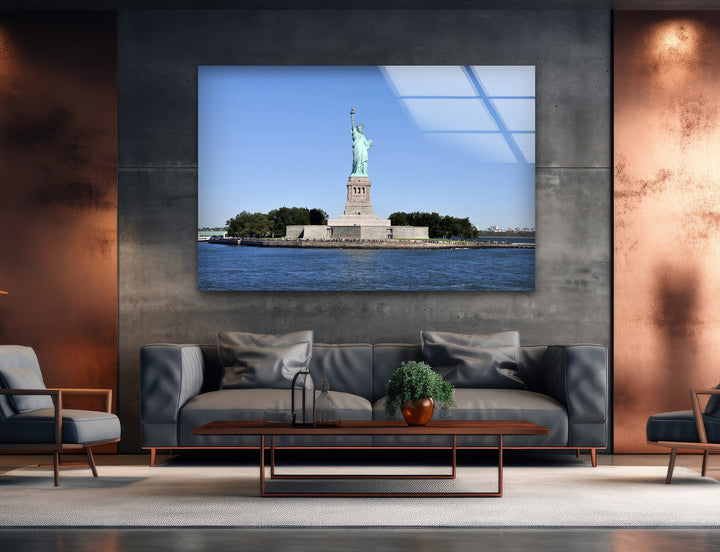 Glaswandkunst der Freiheitsstatue – Ikonisches Wahrzeichen New Yorks im hellen Tageslicht