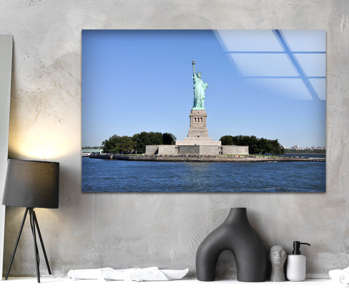Glaswandkunst der Freiheitsstatue – Ikonisches Wahrzeichen New Yorks im hellen Tageslicht