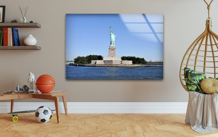 Glaswandkunst der Freiheitsstatue – Ikonisches Wahrzeichen New Yorks im hellen Tageslicht