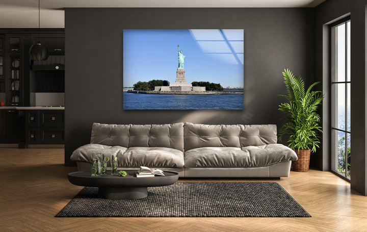 Glaswandkunst der Freiheitsstatue – Ikonisches Wahrzeichen New Yorks im hellen Tageslicht