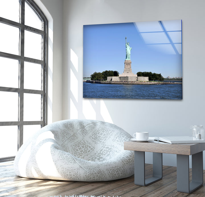 Glaswandkunst der Freiheitsstatue – Ikonisches Wahrzeichen New Yorks im hellen Tageslicht