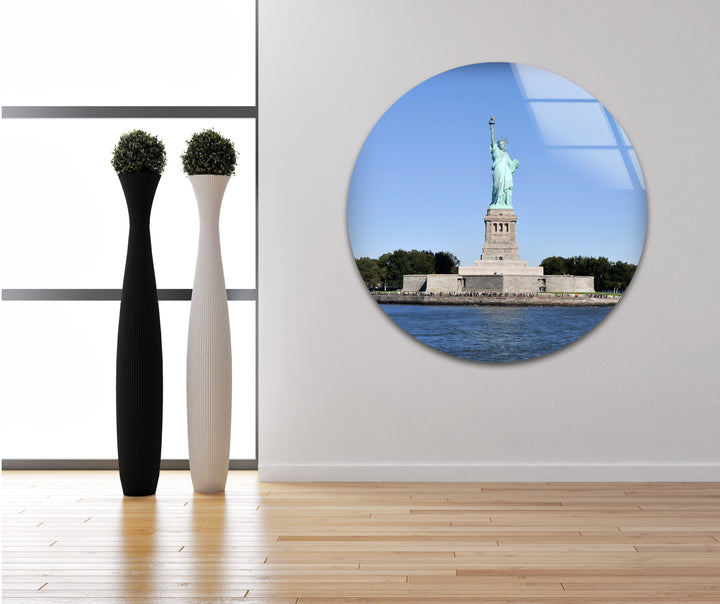 Glaswandkunst der Freiheitsstatue – Ikonisches Wahrzeichen New Yorks im hellen Tageslicht