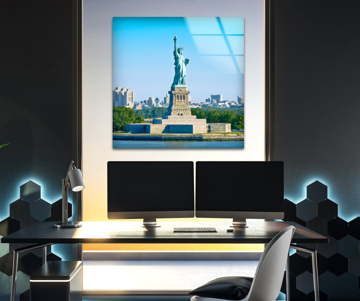 Glaswandkunst der Freiheitsstatue – Majestätisches Wahrzeichen New Yorks im hellen Tageslicht