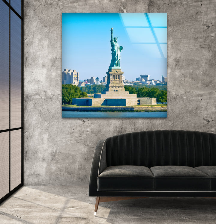 Glaswandkunst der Freiheitsstatue – Majestätisches Wahrzeichen New Yorks im hellen Tageslicht
