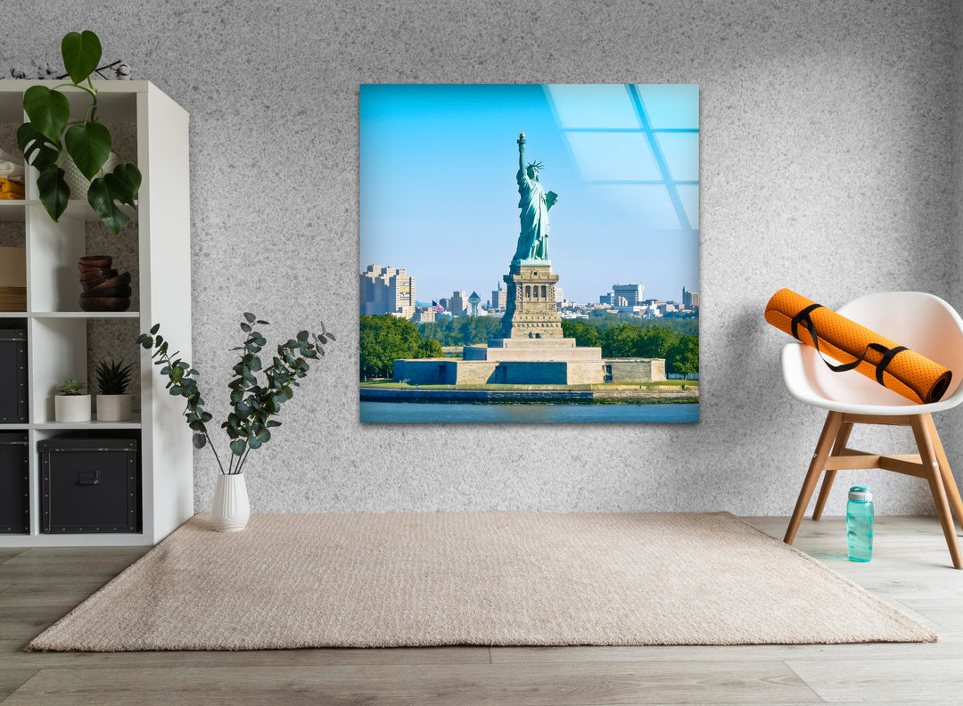 Glaswandkunst der Freiheitsstatue – Majestätisches Wahrzeichen New Yorks im hellen Tageslicht