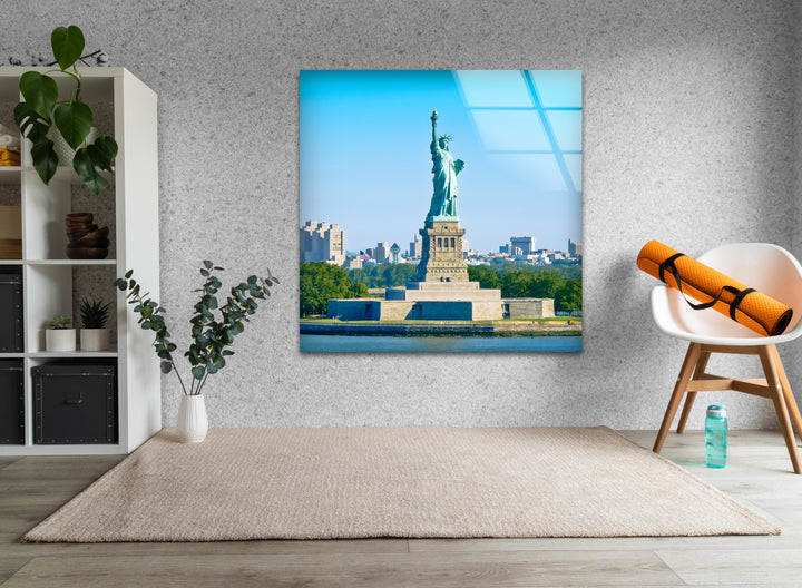 Glaswandkunst der Freiheitsstatue – Majestätisches Wahrzeichen New Yorks im hellen Tageslicht