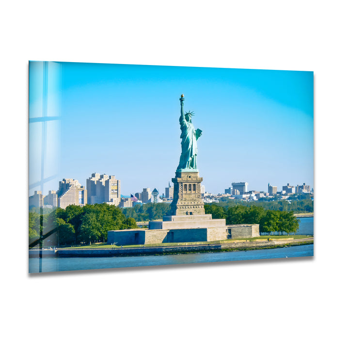 Glaswandkunst der Freiheitsstatue – Majestätisches Wahrzeichen New Yorks im hellen Tageslicht