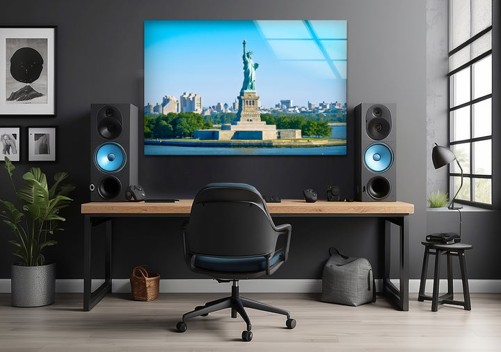 Glaswandkunst der Freiheitsstatue – Majestätisches Wahrzeichen New Yorks im hellen Tageslicht