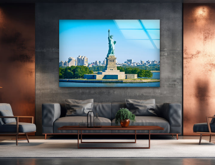 Glaswandkunst der Freiheitsstatue – Majestätisches Wahrzeichen New Yorks im hellen Tageslicht