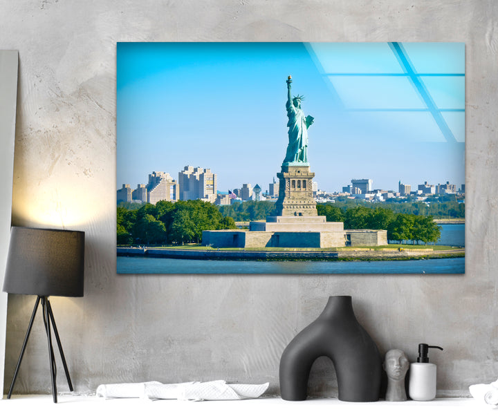 Glaswandkunst der Freiheitsstatue – Majestätisches Wahrzeichen New Yorks im hellen Tageslicht