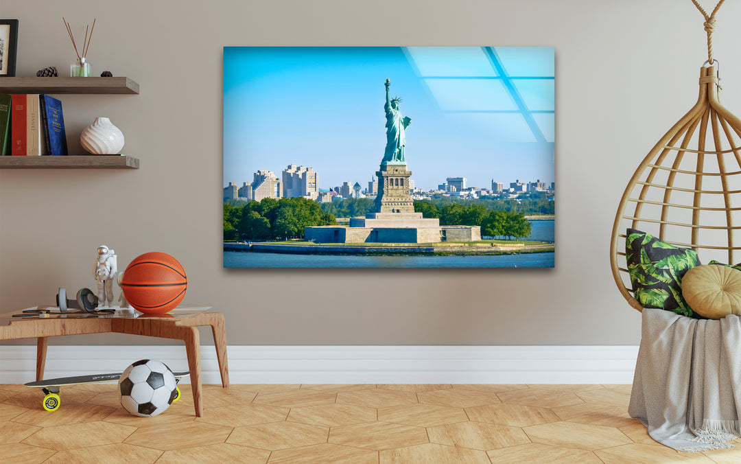 Glaswandkunst der Freiheitsstatue – Majestätisches Wahrzeichen New Yorks im hellen Tageslicht