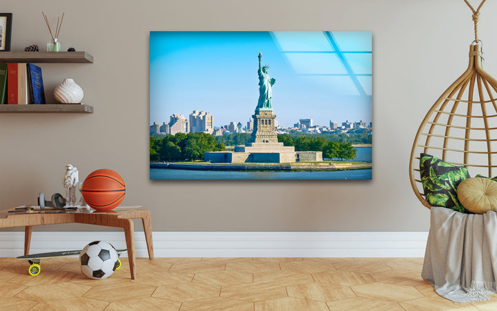 Glaswandkunst der Freiheitsstatue – Majestätisches Wahrzeichen New Yorks im hellen Tageslicht