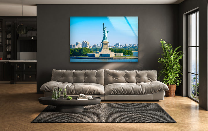 Glaswandkunst der Freiheitsstatue – Majestätisches Wahrzeichen New Yorks im hellen Tageslicht