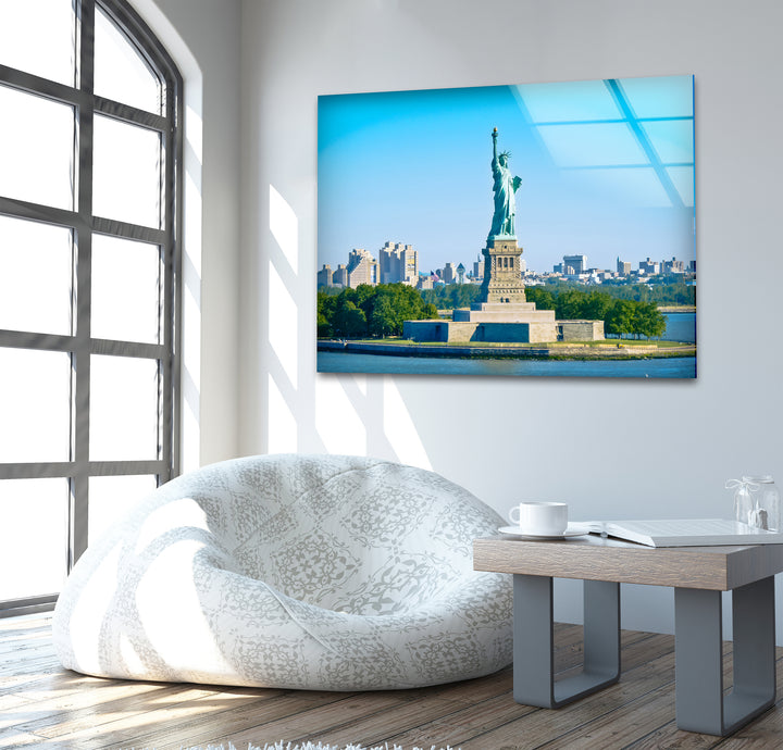 Glaswandkunst der Freiheitsstatue – Majestätisches Wahrzeichen New Yorks im hellen Tageslicht