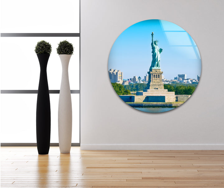 Glaswandkunst der Freiheitsstatue – Majestätisches Wahrzeichen New Yorks im hellen Tageslicht