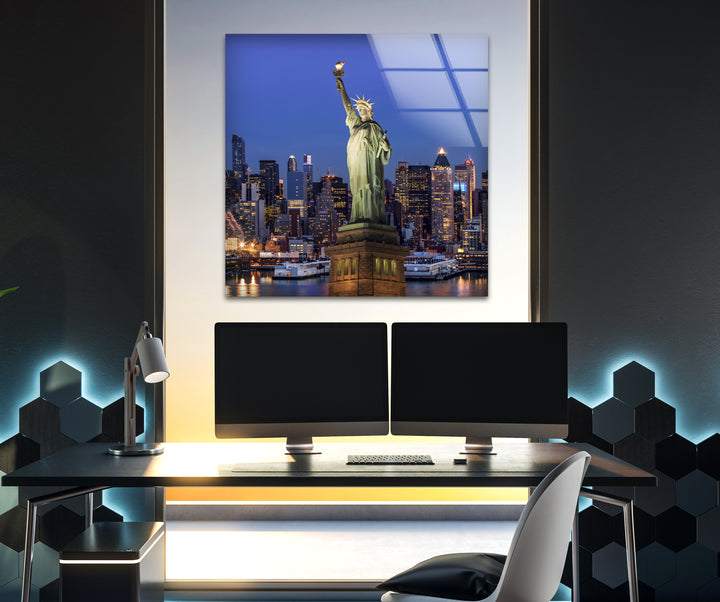 Glaswandkunst der Freiheitsstatue – Majestätisches Wahrzeichen New Yorks mit beleuchteter Skyline