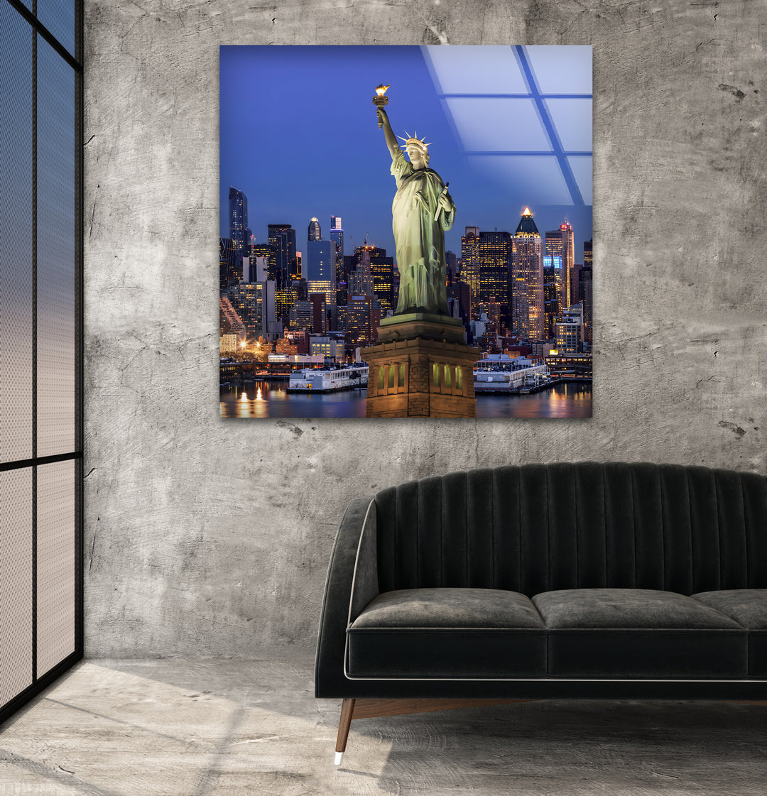 Glaswandkunst der Freiheitsstatue – Majestätisches Wahrzeichen New Yorks mit beleuchteter Skyline