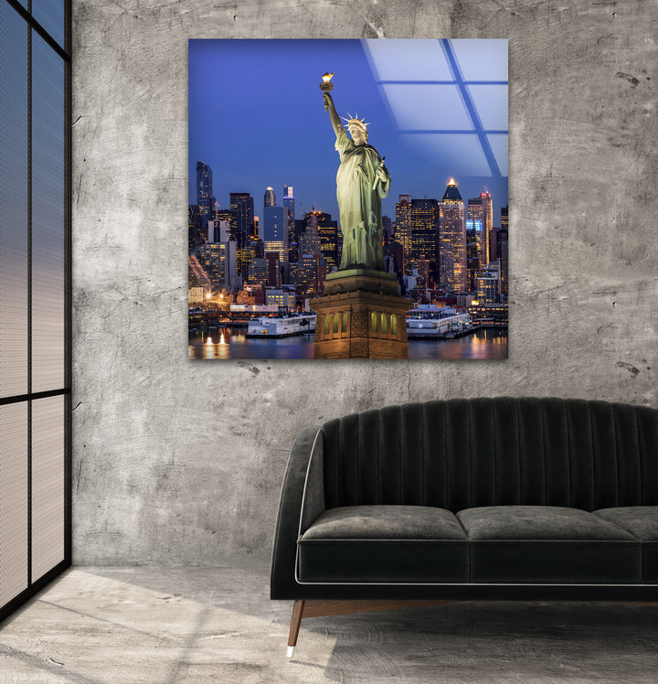 Glaswandkunst der Freiheitsstatue – Majestätisches Wahrzeichen New Yorks mit beleuchteter Skyline