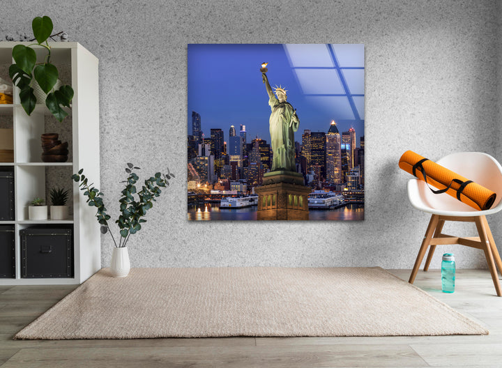 Glaswandkunst der Freiheitsstatue – Majestätisches Wahrzeichen New Yorks mit beleuchteter Skyline