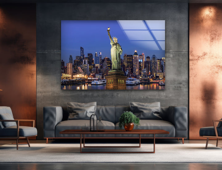 Glaswandkunst der Freiheitsstatue – Majestätisches Wahrzeichen New Yorks mit beleuchteter Skyline