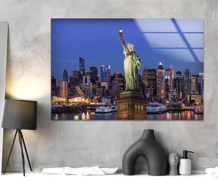Glaswandkunst der Freiheitsstatue – Majestätisches Wahrzeichen New Yorks mit beleuchteter Skyline