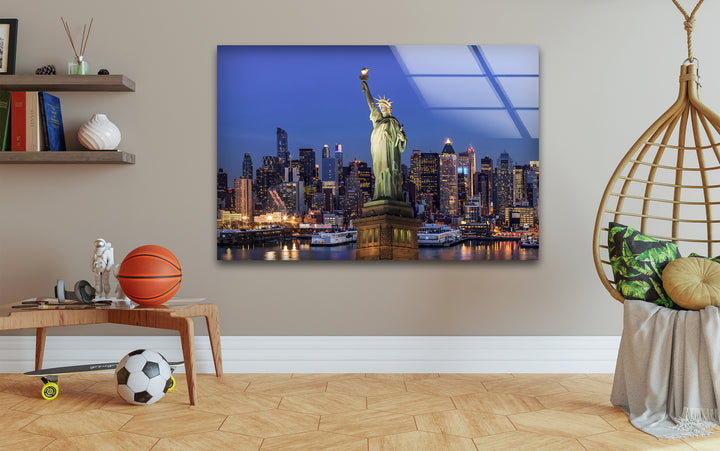 Glaswandkunst der Freiheitsstatue – Majestätisches Wahrzeichen New Yorks mit beleuchteter Skyline