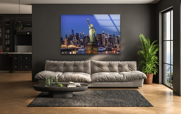 Glaswandkunst der Freiheitsstatue – Majestätisches Wahrzeichen New Yorks mit beleuchteter Skyline