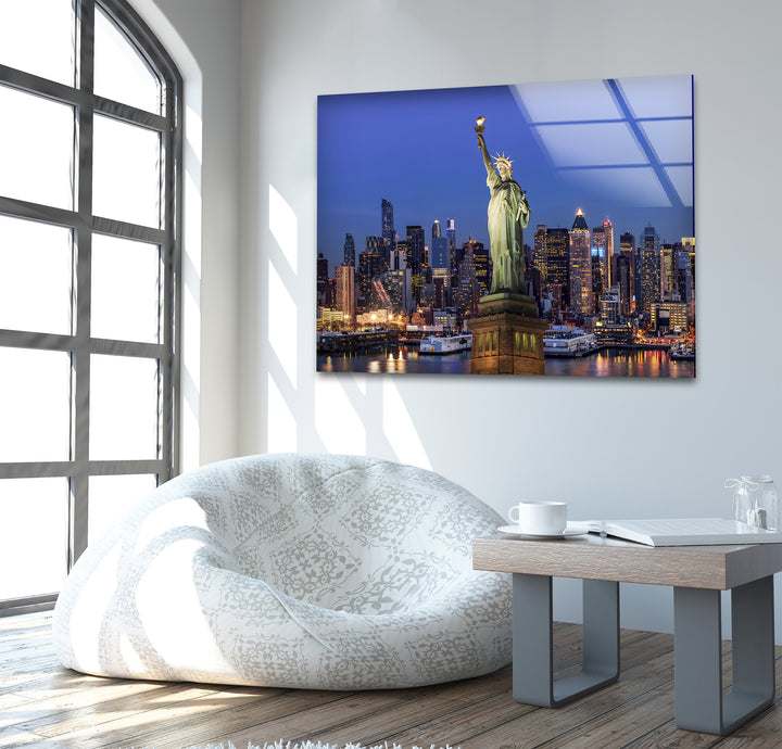 Glaswandkunst der Freiheitsstatue – Majestätisches Wahrzeichen New Yorks mit beleuchteter Skyline