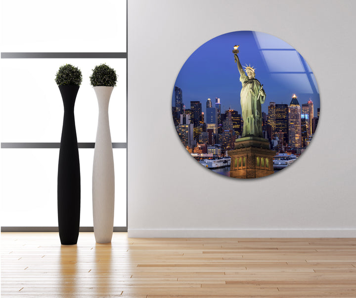 Glaswandkunst der Freiheitsstatue – Majestätisches Wahrzeichen New Yorks mit beleuchteter Skyline