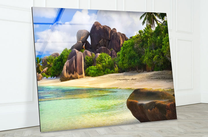 Granite Coastline Wandkunst – Üppiger tropischer Strand-Glasdruck 