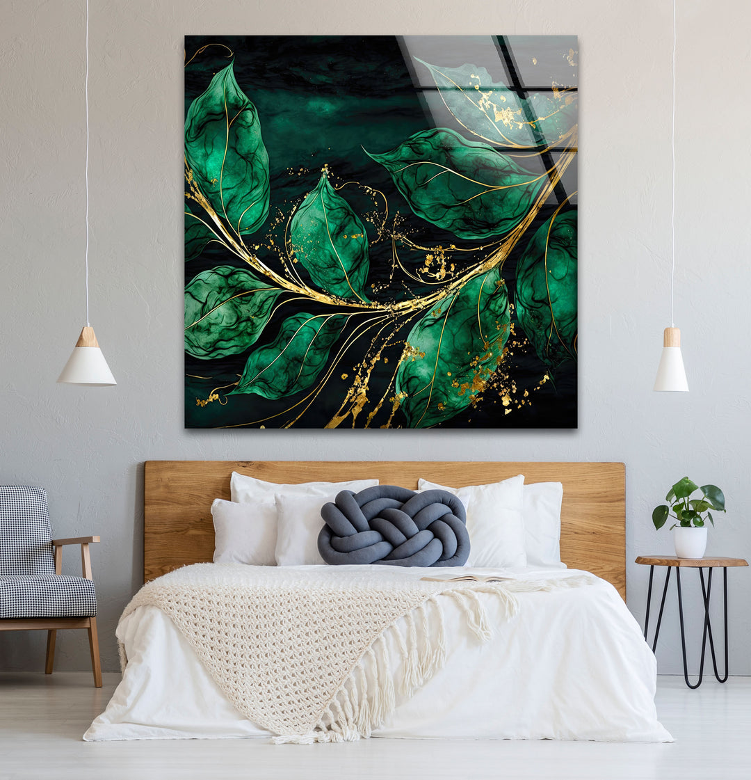 Smaragdgrüne und goldene Glaswandkunst – Elegantes botanisches Blattdesign