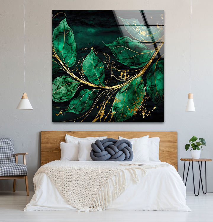 Smaragdgrüne und goldene Glaswandkunst – Elegantes botanisches Blattdesign