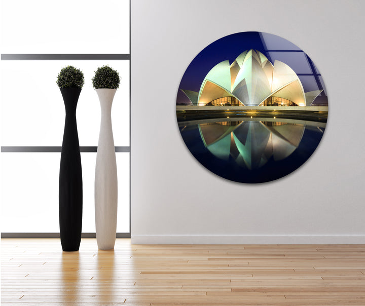 Glaswandkunst im Lotustempel – Majestätische Spiegelung von Delhis Wahrzeichen bei Nacht