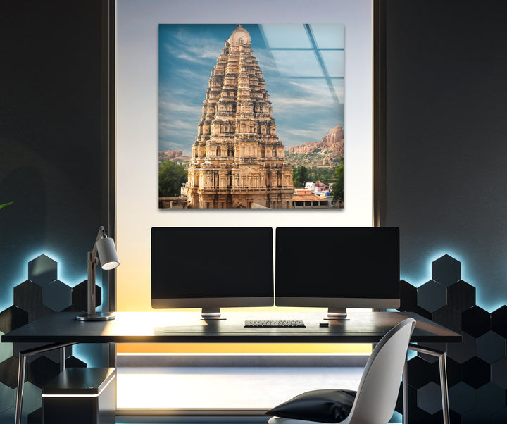 Glaswandkunst im Virupaksha-Tempel – Majestätischer Blick auf Hampis ikonischen antiken Tempel
