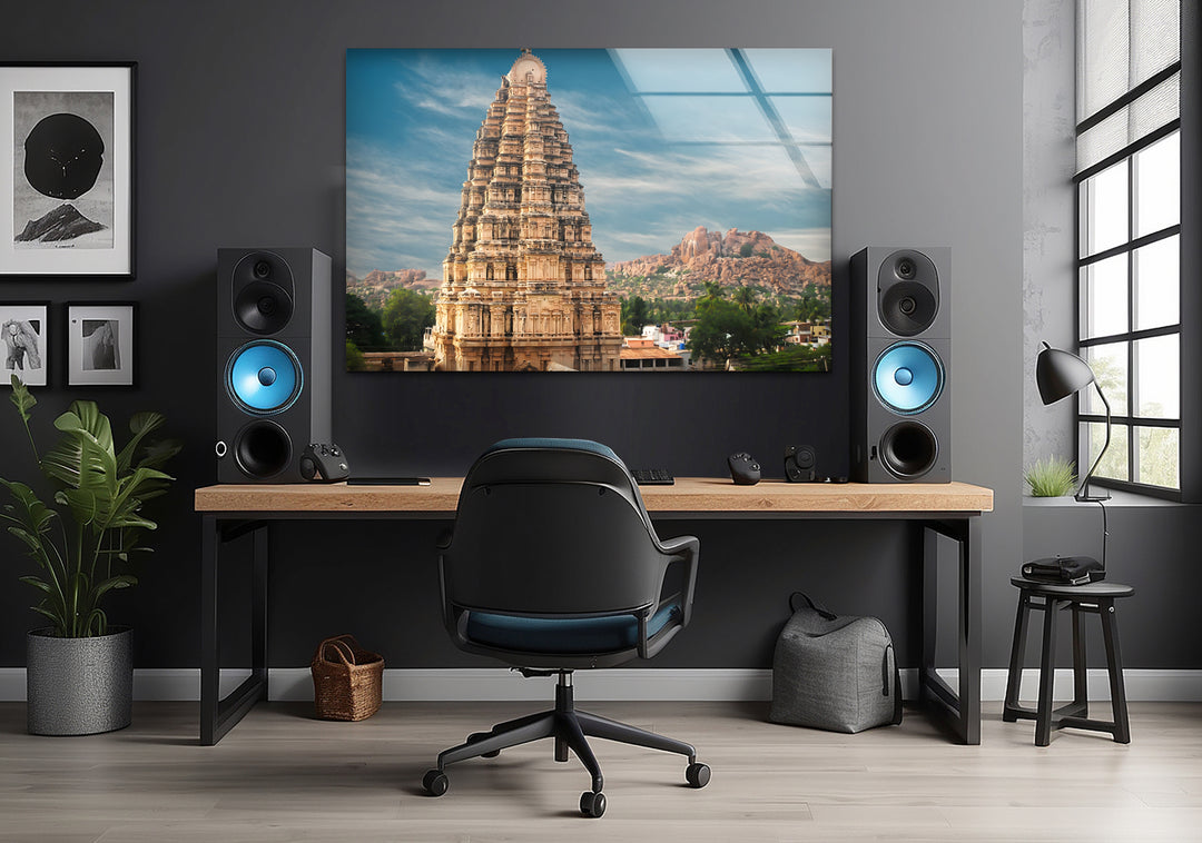 Glaswandkunst im Virupaksha-Tempel – Majestätischer Blick auf Hampis ikonischen antiken Tempel
