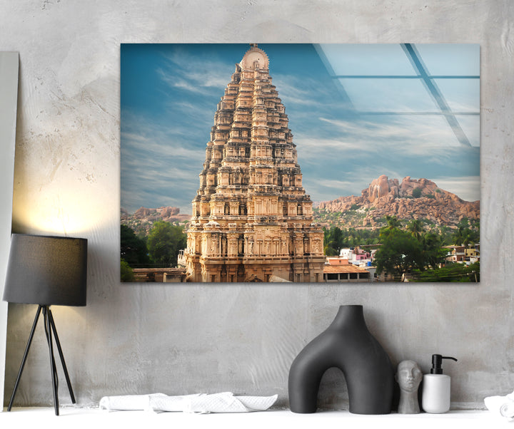Glaswandkunst im Virupaksha-Tempel – Majestätischer Blick auf Hampis ikonischen antiken Tempel