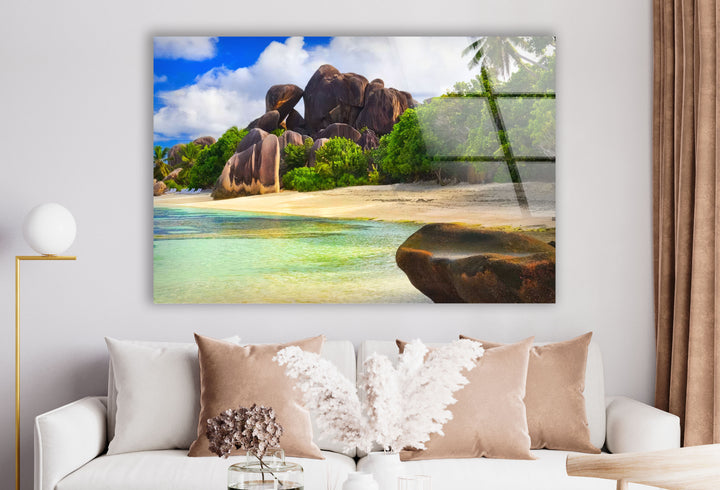 Granite Coastline Wandkunst – Üppiger tropischer Strand-Glasdruck 