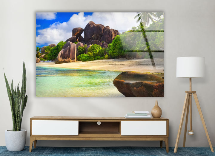 Granite Coastline Wandkunst – Üppiger tropischer Strand-Glasdruck 