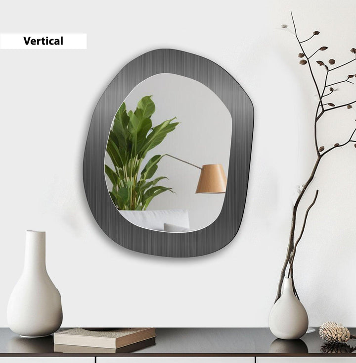 Asymmetrischer Wandspiegel aus Metall